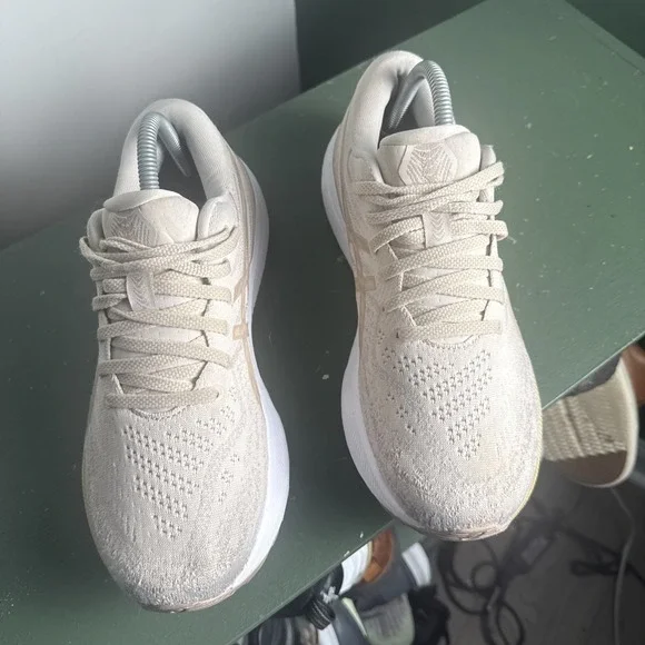 Asics Gel Kayano 29 Women's Size 9.5 Tan Cream Running Shoes Sneakers 1012B272 - Picture 3 of 12